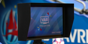 VAR Đã Thay Đổi Bóng Đá Như Thế Nào Trong Những Năm Gần Đây